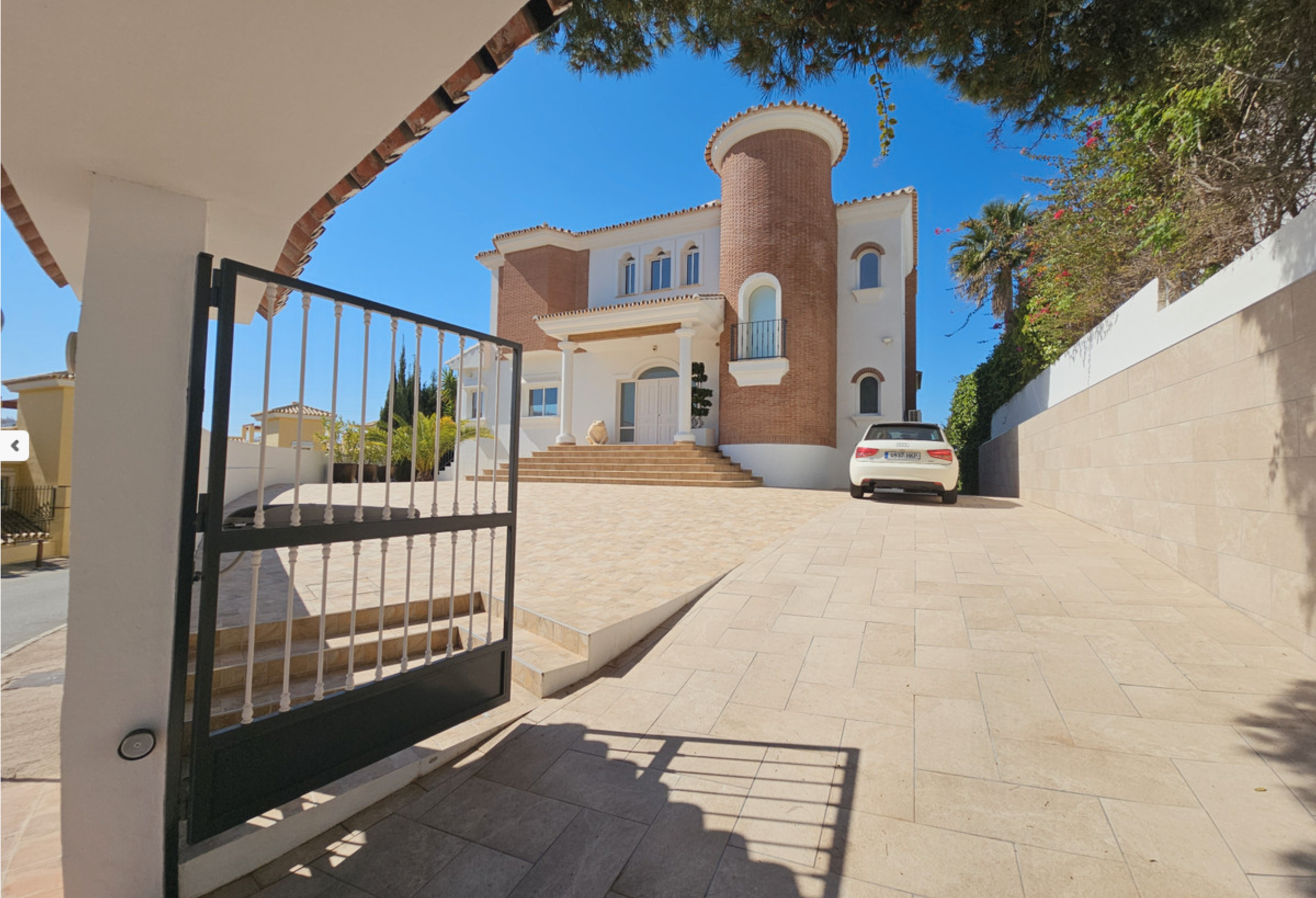 Vista exterior de Casa o xalet de lloguer en Mijas amb Jardí privat, Terrassa i Piscina