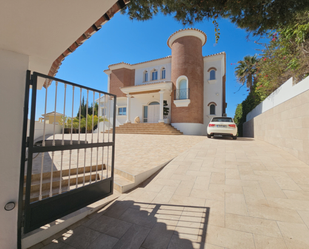 Vista exterior de Casa o xalet de lloguer en Mijas amb Jardí privat, Terrassa i Piscina