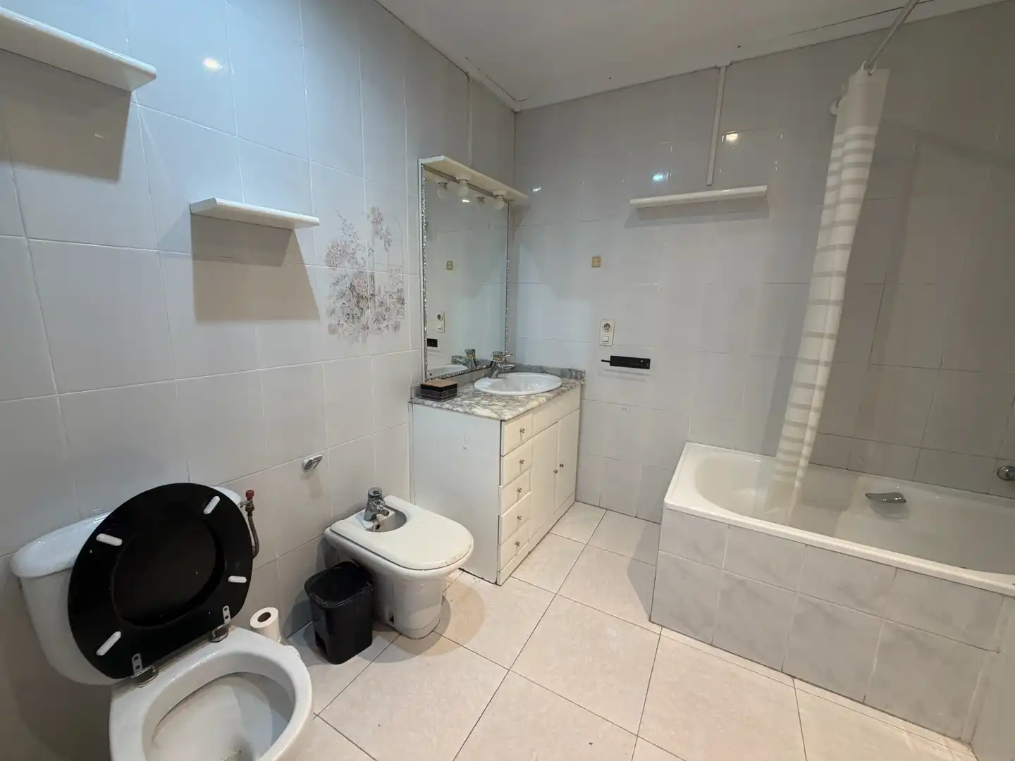 Badezimmer von Einfamilien-Reihenhaus zum Verkauf in Santa Margarida I Els Monjos mit Heizung, Terrasse und Ofen