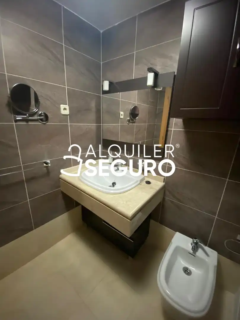 Bany de Pis de lloguer en Guadalajara amb Calefacció, Terrassa i Piscina