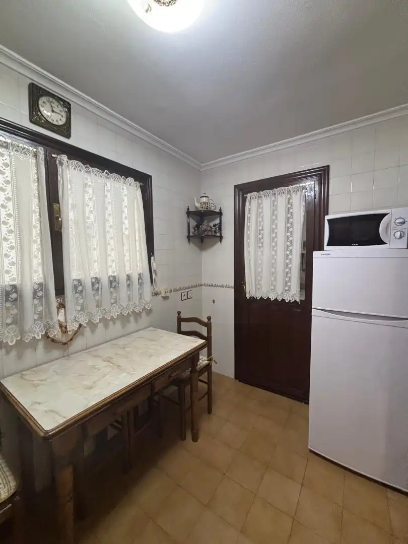 Küche von Wohnung zur Miete in Oviedo  mit Heizung, Parkett und Möbliert