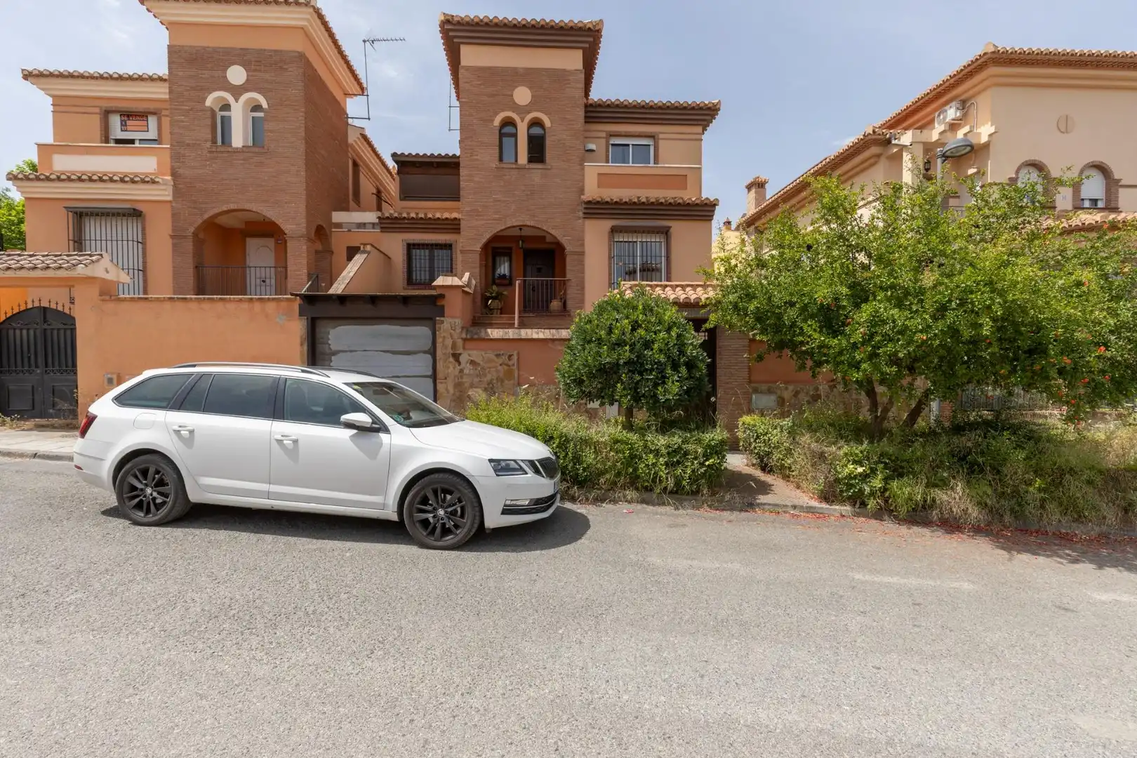 Vista exterior de Casa o xalet en venda en La Zubia amb Calefacció, Jardí privat i Terrassa
