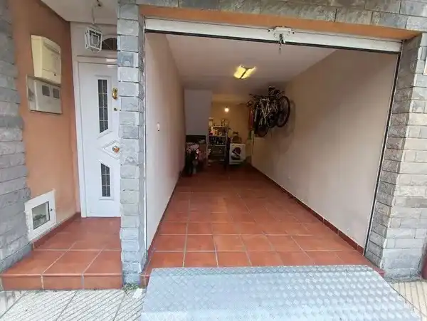 Casa adosada en venda en Oviedo  amb Traster