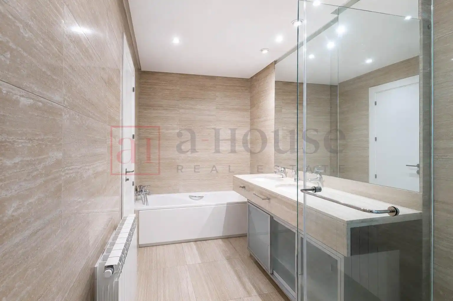 Baño de Planta baja en venta en Madrid con Aire acondicionado, Calefacción y Jardín privado
