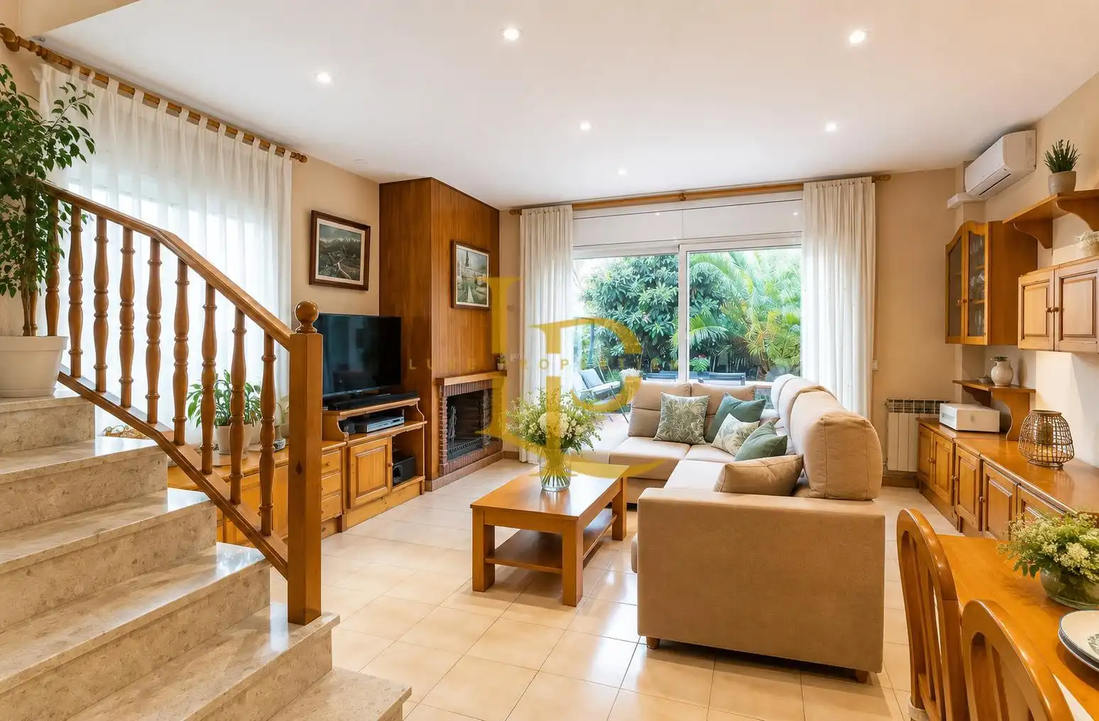 Sala de estar de Casa adosada en venta en Sant Cugat del Vallès con Aire acondicionado, Calefacción y Jardín privado