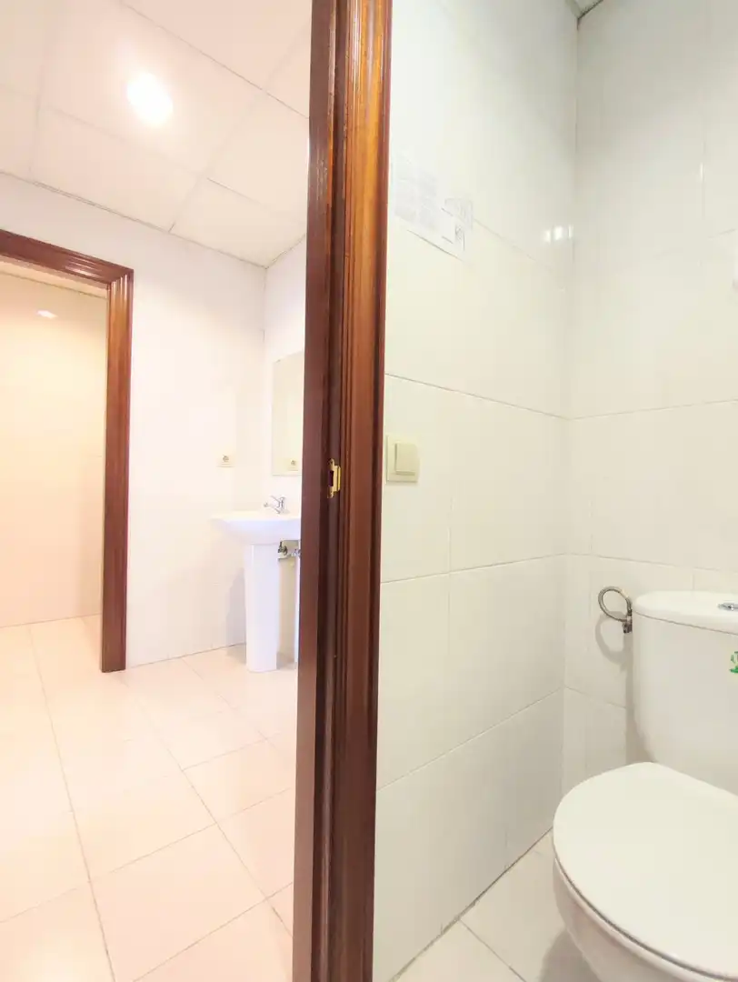 Badezimmer von Büro zur Miete in Berrioplano / Berriobeiti mit Klimaanlage, Heizung und Möbliert