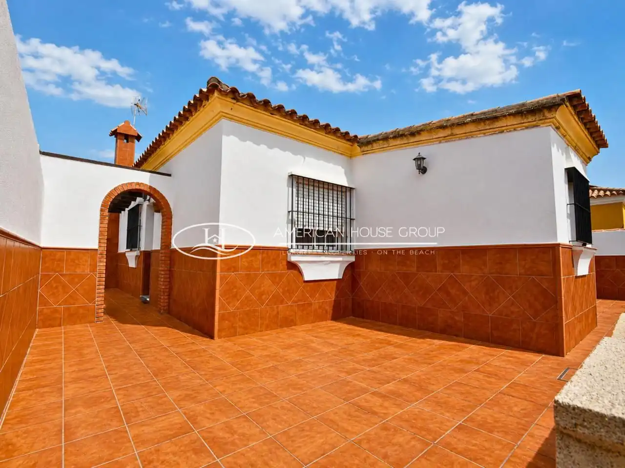 Vista exterior de Casa o xalet en venda en Chiclana de la Frontera amb Jardí privat