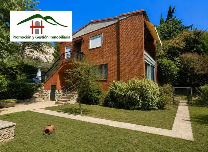 Terraced house with garden for sale in Calle Zarrazin 7