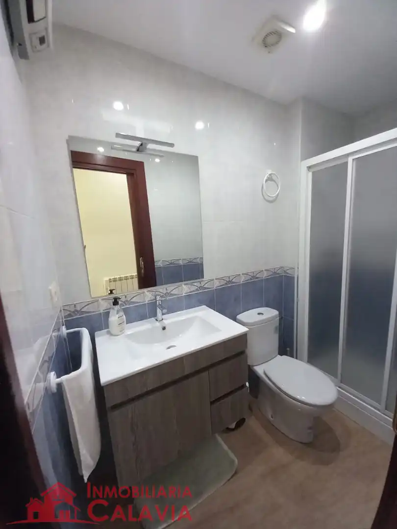Baño de Apartamento de alquiler en Baeza con Aire acondicionado, Calefacción y Amueblado