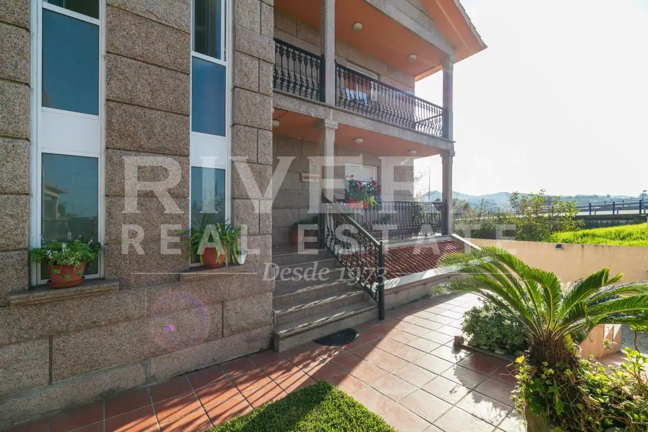 Terraza de Casa o chalet en venta en Vigo  con Calefacción, Jardín privado y Parquet