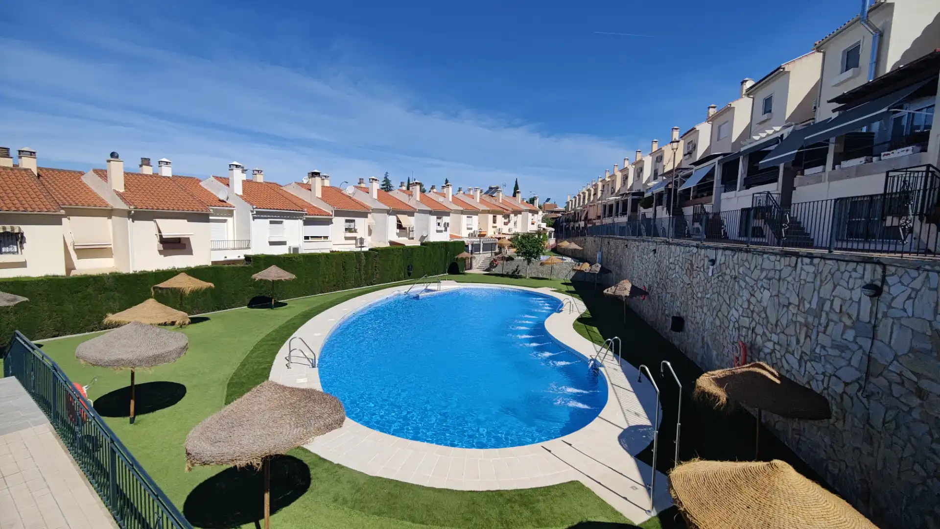 Piscina de Casa adosada en venta en Huétor Vega con Calefacción, Jardín privado y Piscina