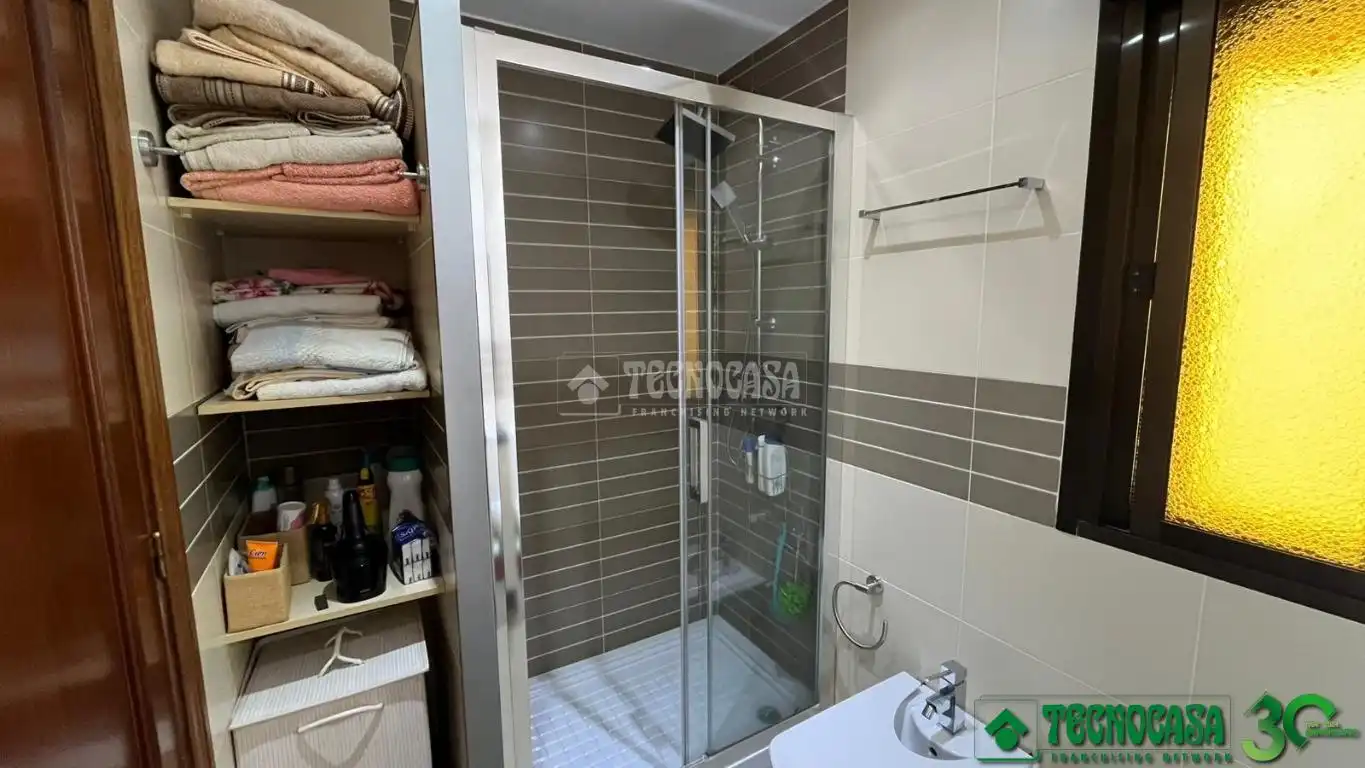 Badezimmer von Einfamilien-Reihenhaus zum Verkauf in San Esteban del Valle mit Klimaanlage und Heizung