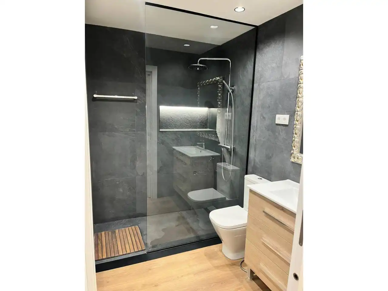 Badezimmer von Wohnung zur Miete in Castell - Poble Vell