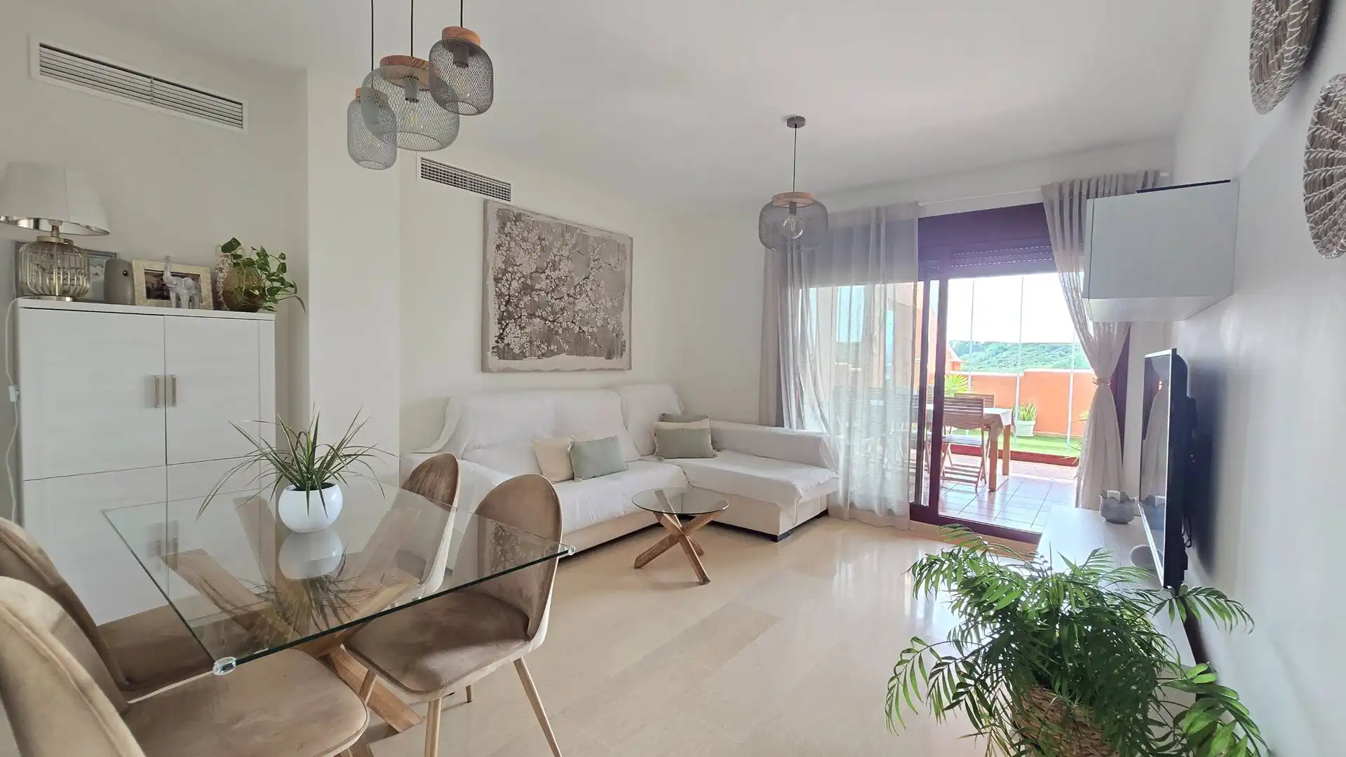 Wohnzimmer von Wohnungen zum Verkauf in Manilva mit Klimaanlage, Privatgarten und Terrasse