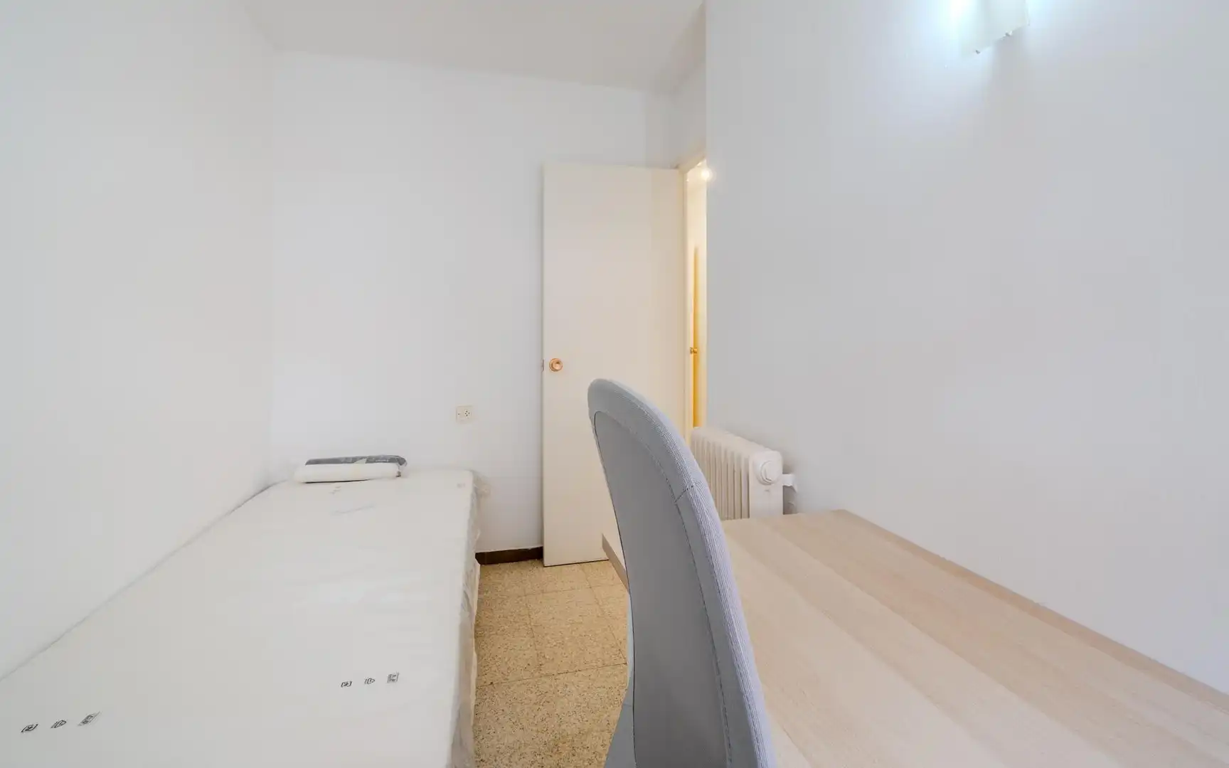 Bedroom of Flat for rent in Girona