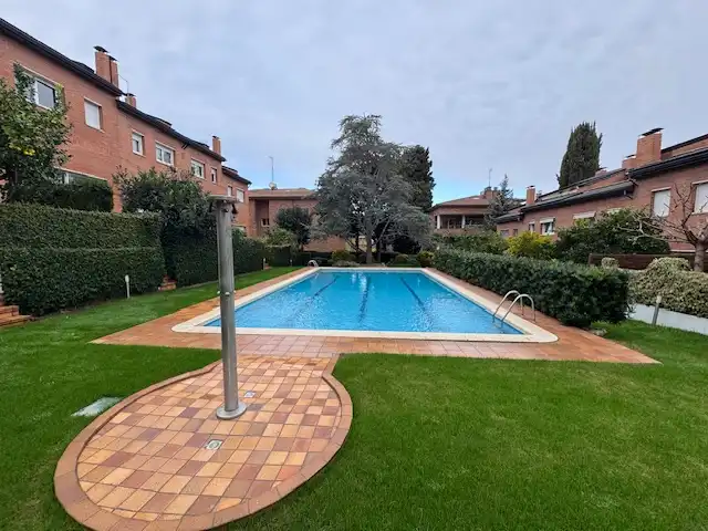 Piscina de Casa adosada en venta en Sant Cugat del Vallès con Aire acondicionado, Calefacción y Parquet