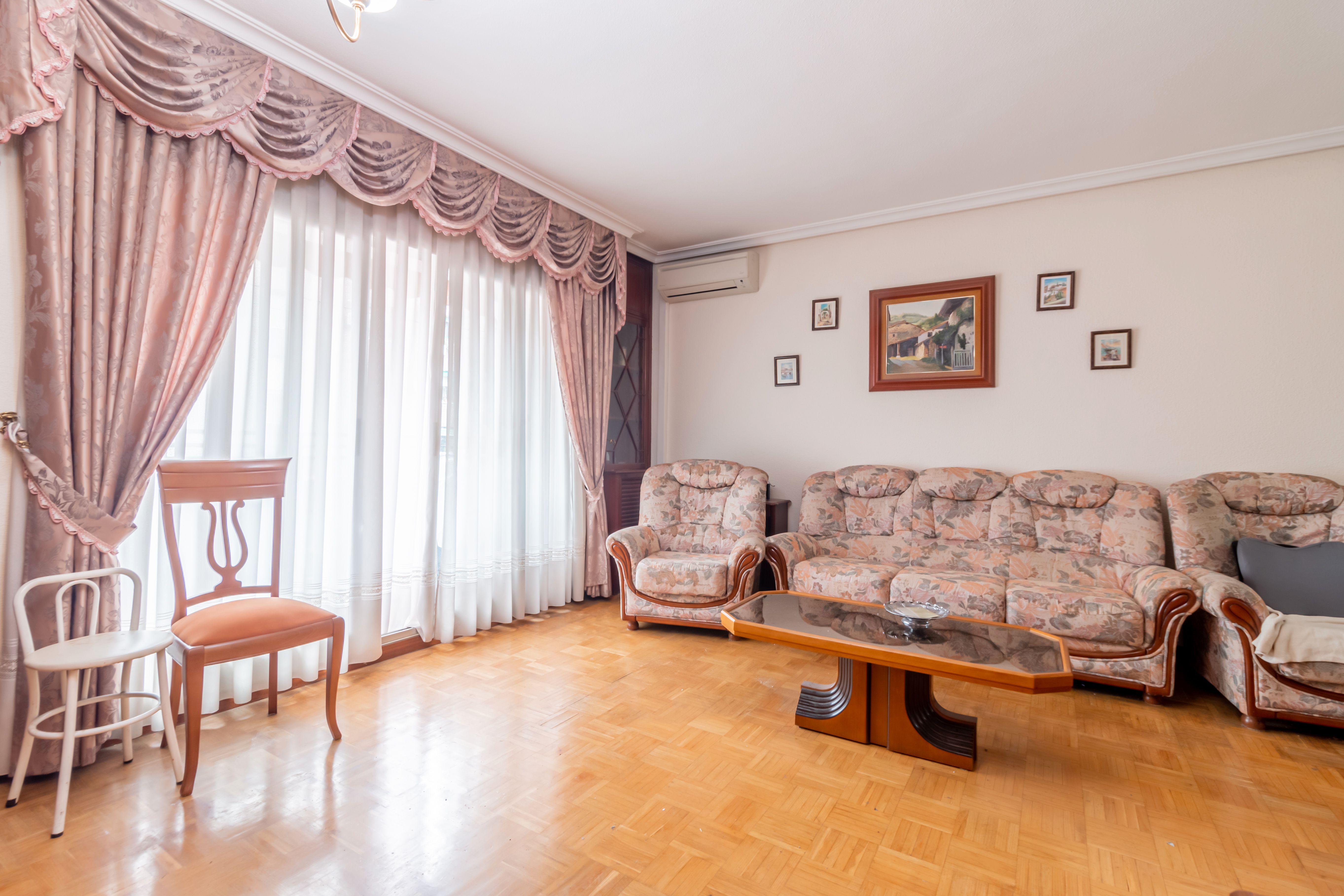 Living room of Flat for sale in  Madrid Capital  with Heating, Terrace and Storage room