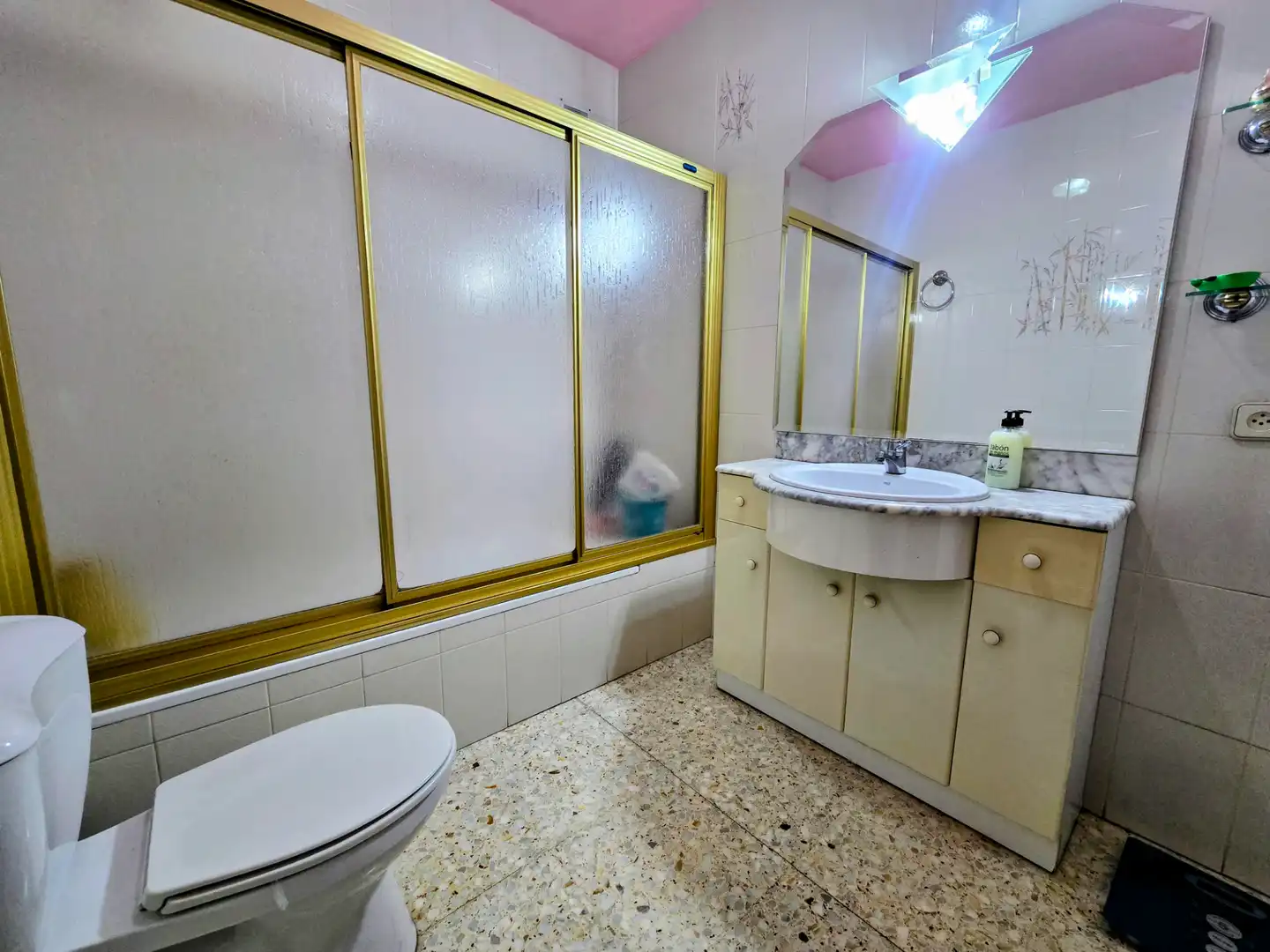 Badezimmer von Einfamilien-Reihenhaus zum Verkauf in Manlleu mit Heizung, Privatgarten und Terrasse