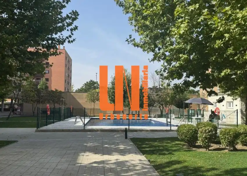 Vista exterior de Pis en venda en Fuenlabrada amb Aire condicionat, Calefacció i Piscina comunitària