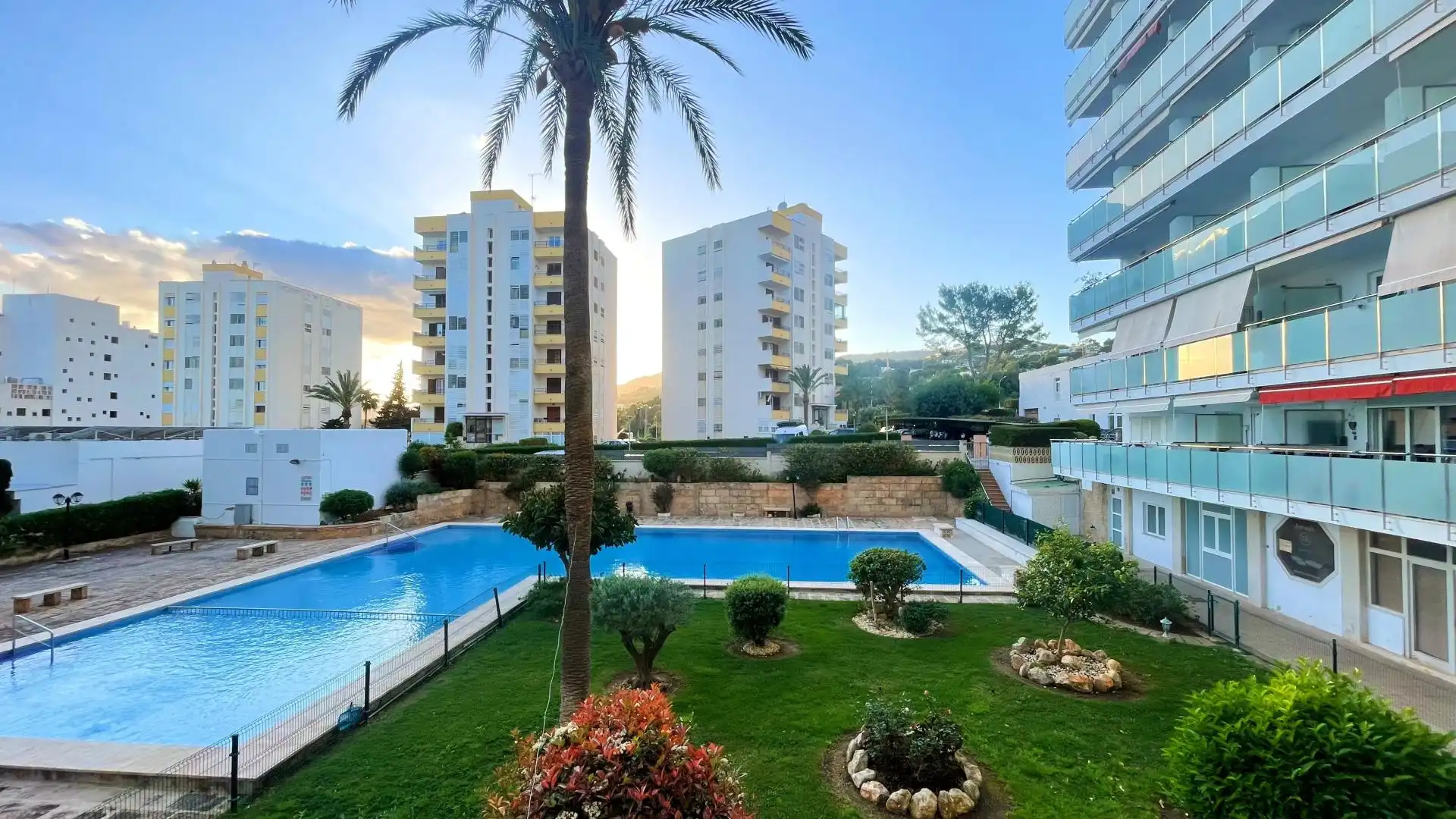 Piscina de Piso en venta en Calvià con Terraza, Balcón y Piscina comunitaria