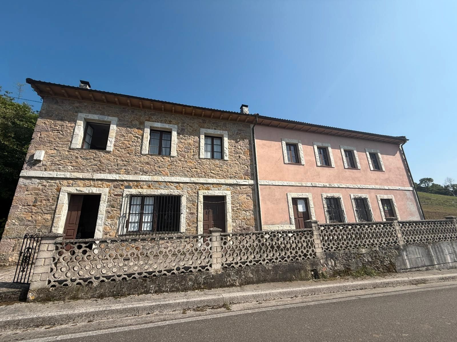 Vista exterior de Casa o xalet en venda en Oviedo  amb Jardí privat i Traster