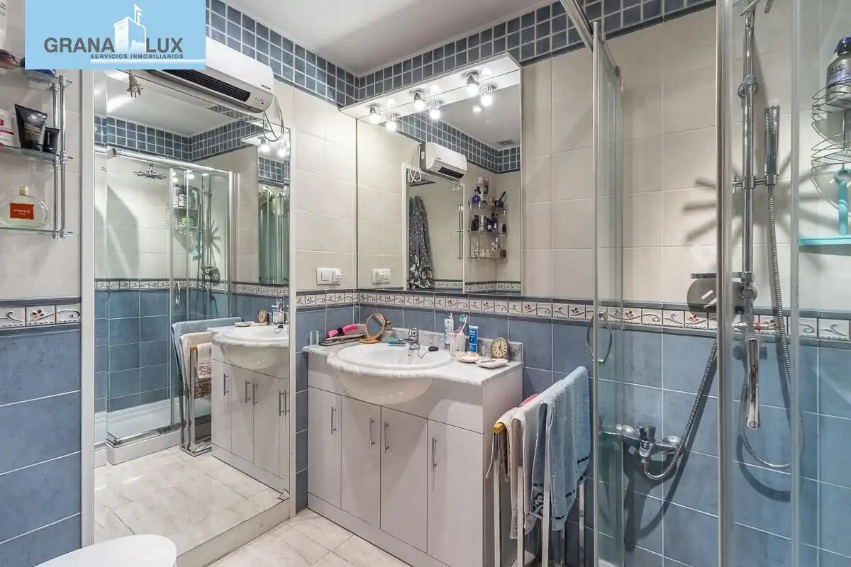 Bathroom of Flat for sale in Granada  with Air Conditioner, Heating and Terrace
