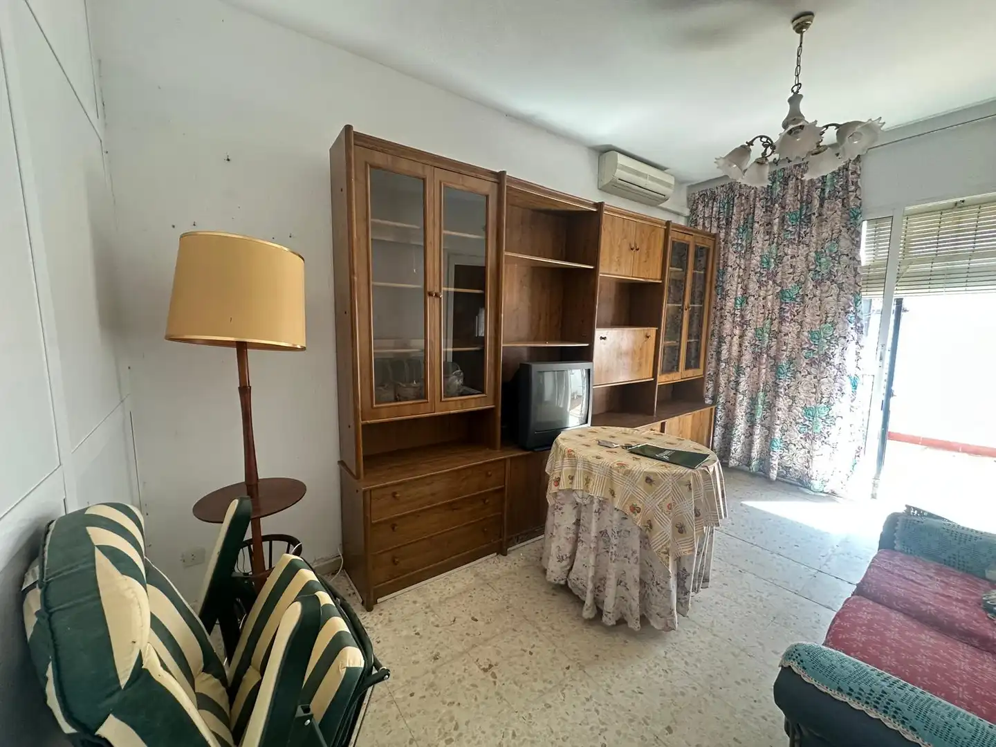 Sala d'estar de Casa o xalet en venda en Sanlúcar la Mayor amb Aire condicionat i Traster