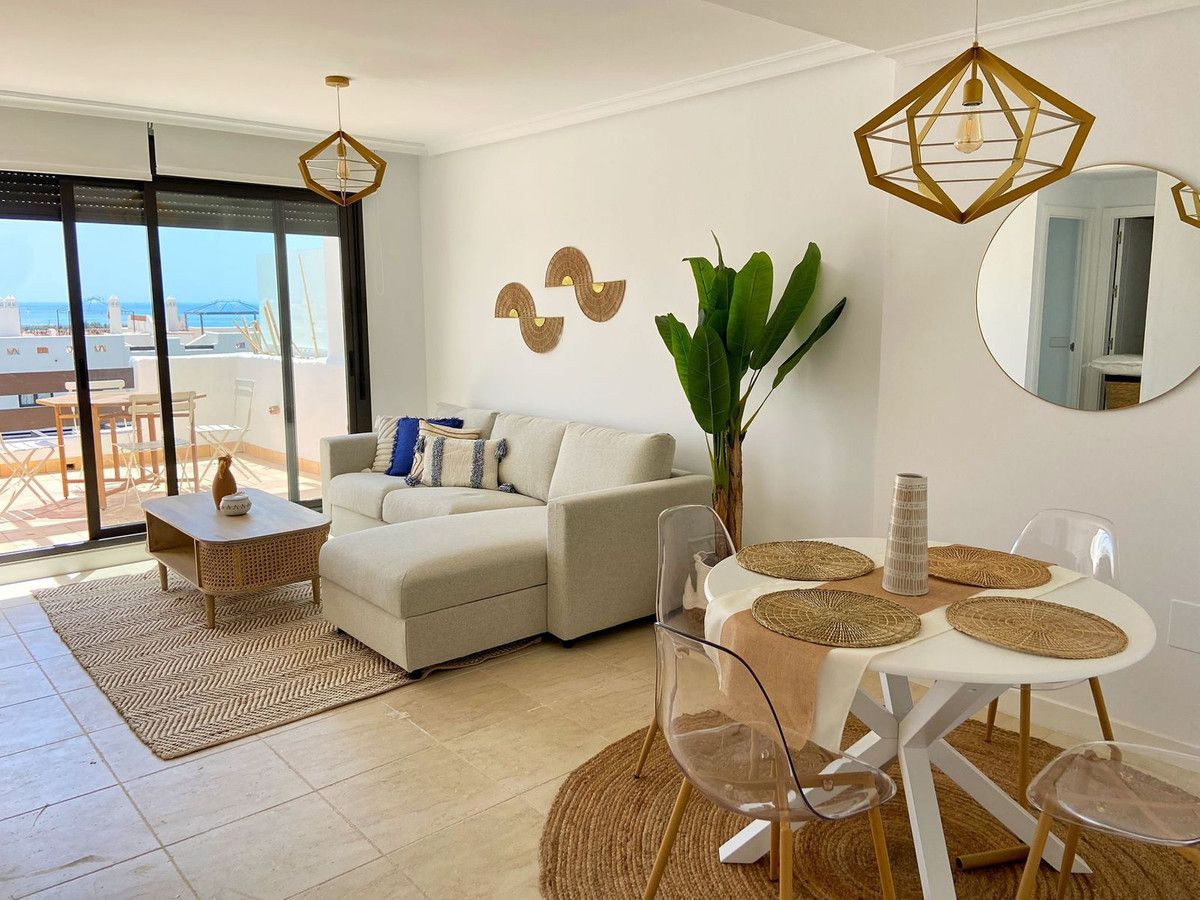 Sala d'estar de Àtic de lloguer en Estepona amb Aire condicionat, Terrassa i Traster