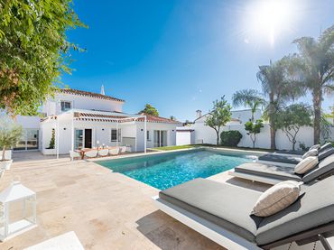 Casa con piscina en venta en Nueva Andalucía
