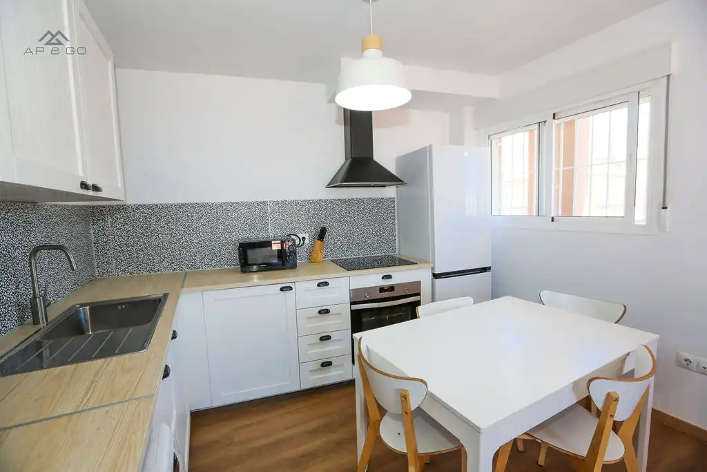 Cuina de Àtic de lloguer en Almuñécar amb Aire condicionat, Terrassa i Moblat