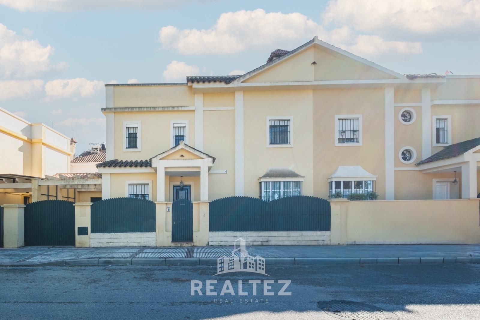 Vista exterior de Casa adosada en venda en Jerez de la Frontera amb Aire condicionat, Jardí privat i Terrassa