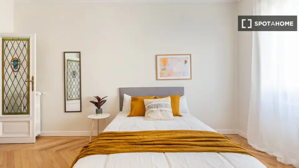 Bedroom of Flat for share in Barrio de Salamanca