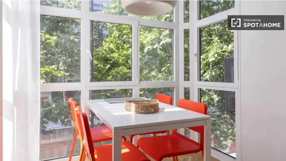 Comedor de Apartamento para compartir en Madrid con Aire acondicionado, Calefacción y Terraza