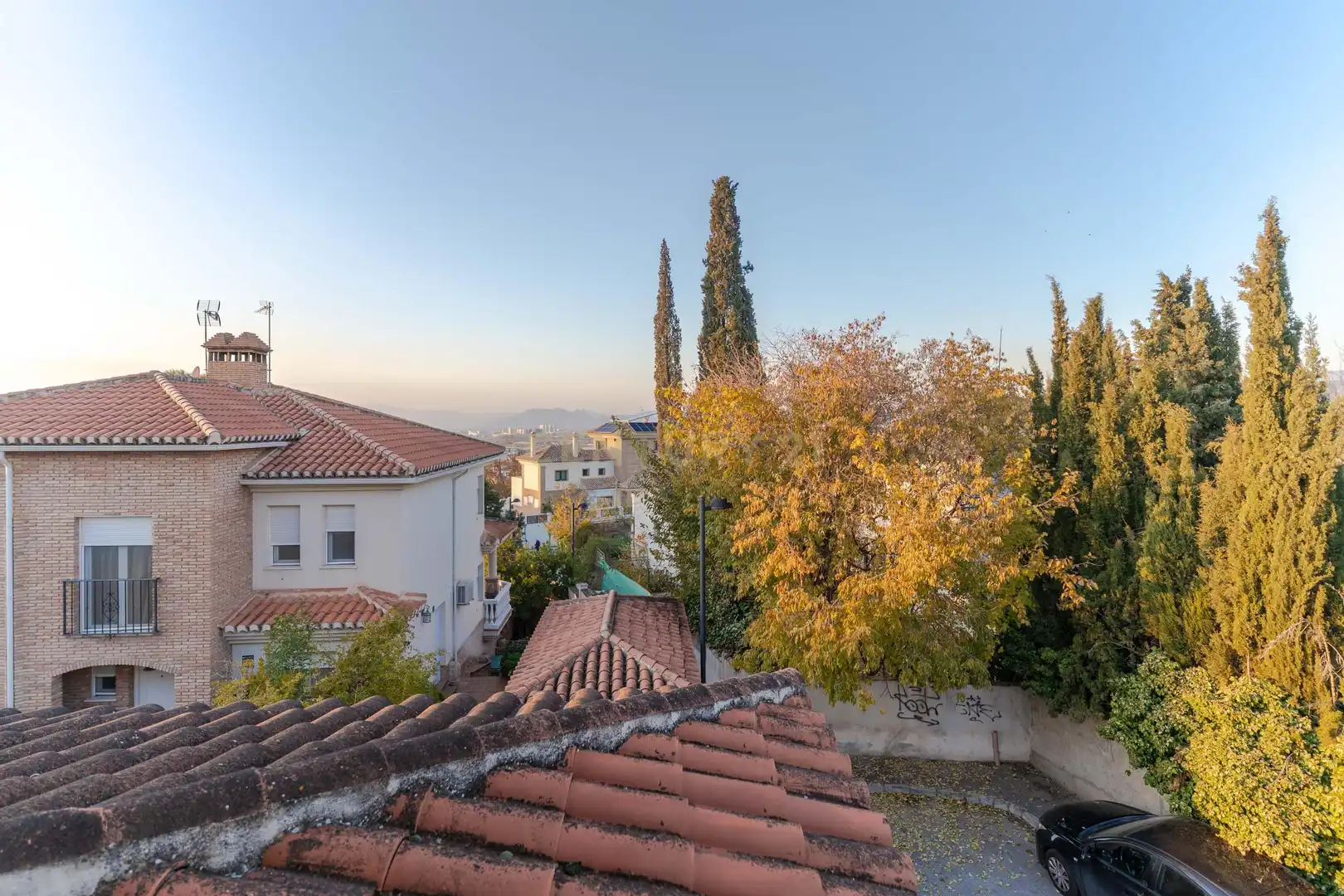 Vista exterior de Casa adosada en venda en La Zubia amb Aire condicionat, Jardí privat i Traster