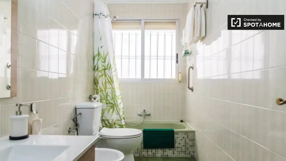 Bathroom of Flat for rent in Valencia  with Air Conditioner, Heating and Furnished