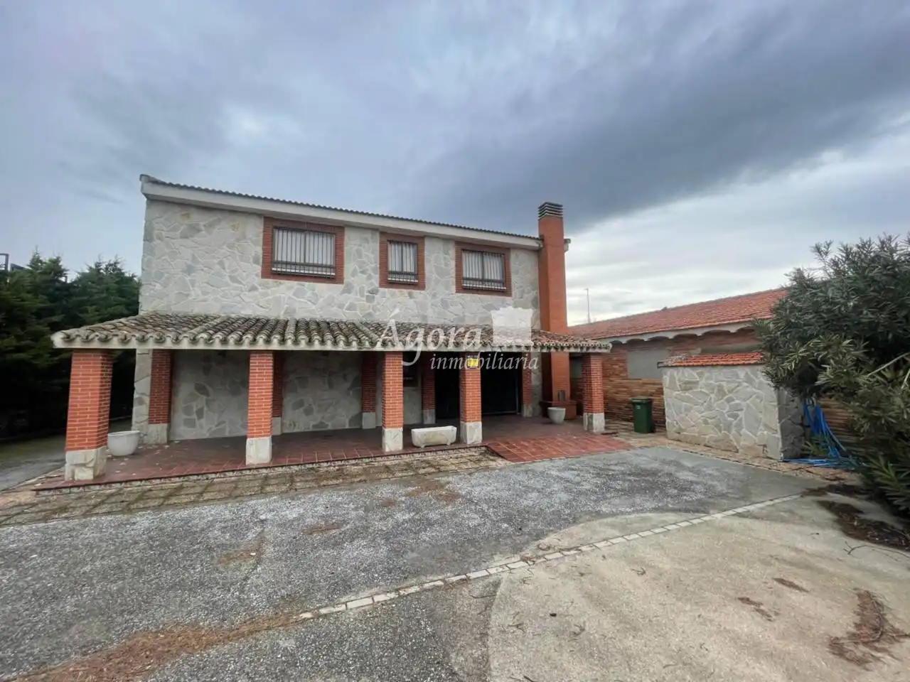 Vista exterior de Casa o xalet en venda en Valladolid amb Calefacció, Jardí privat i Terrassa