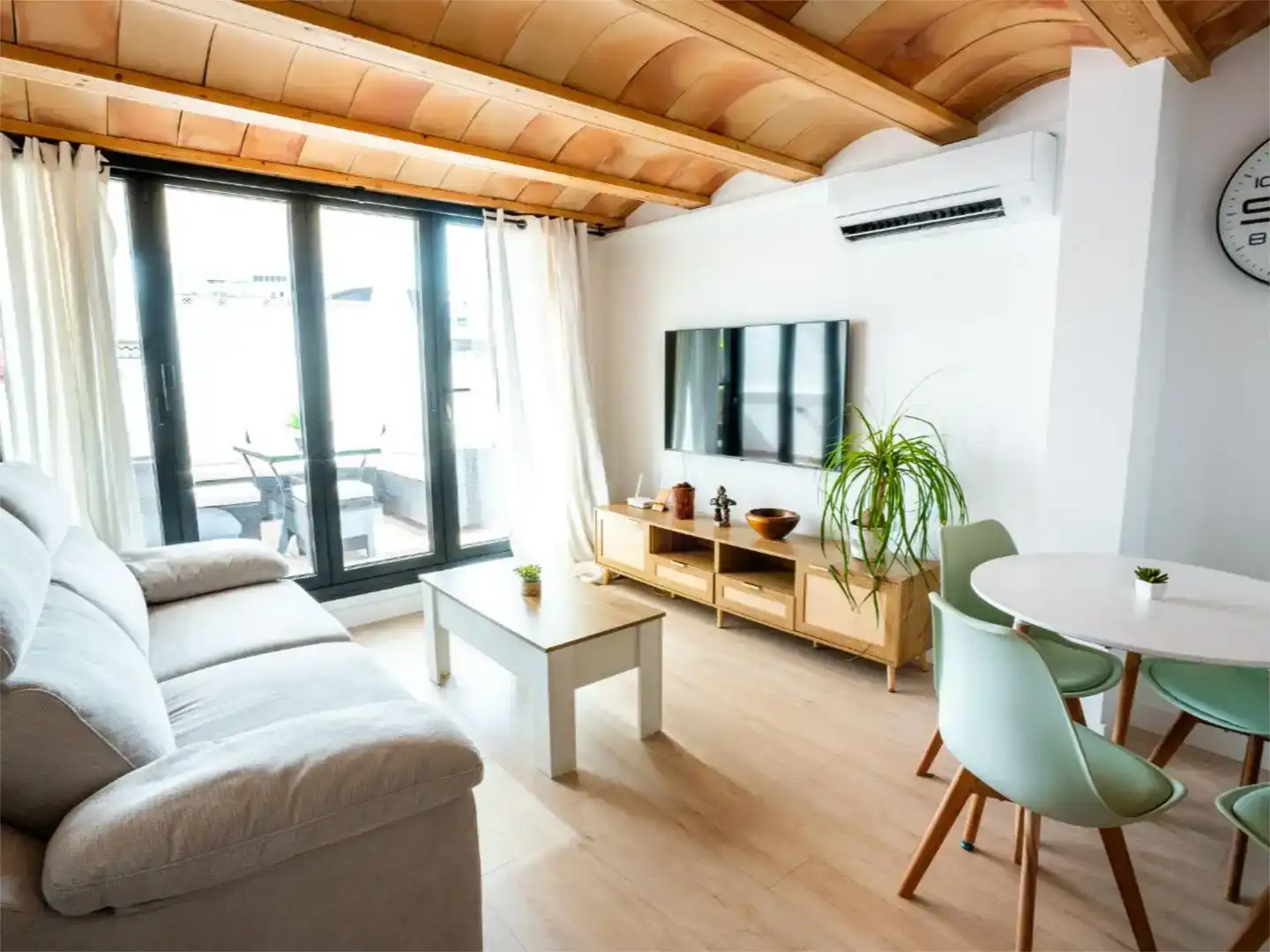 Living room of Flat for rent in Marbella  with Air Conditioner, Parquet flooring and Swimming Pool