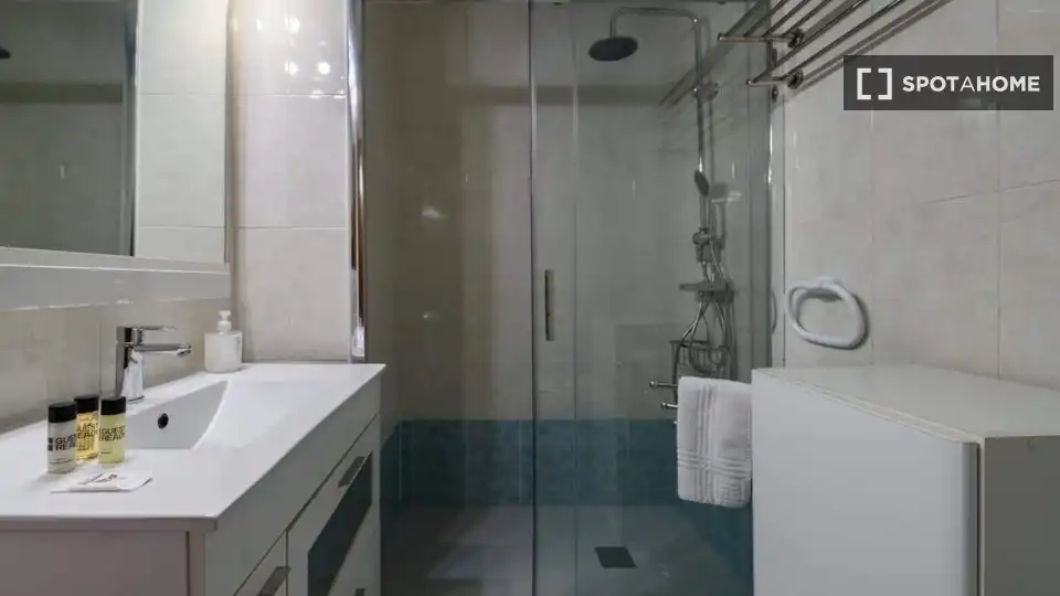 Badezimmer von Wohnung zur Miete in Madrid mit Klimaanlage, Heizung und Möbliert