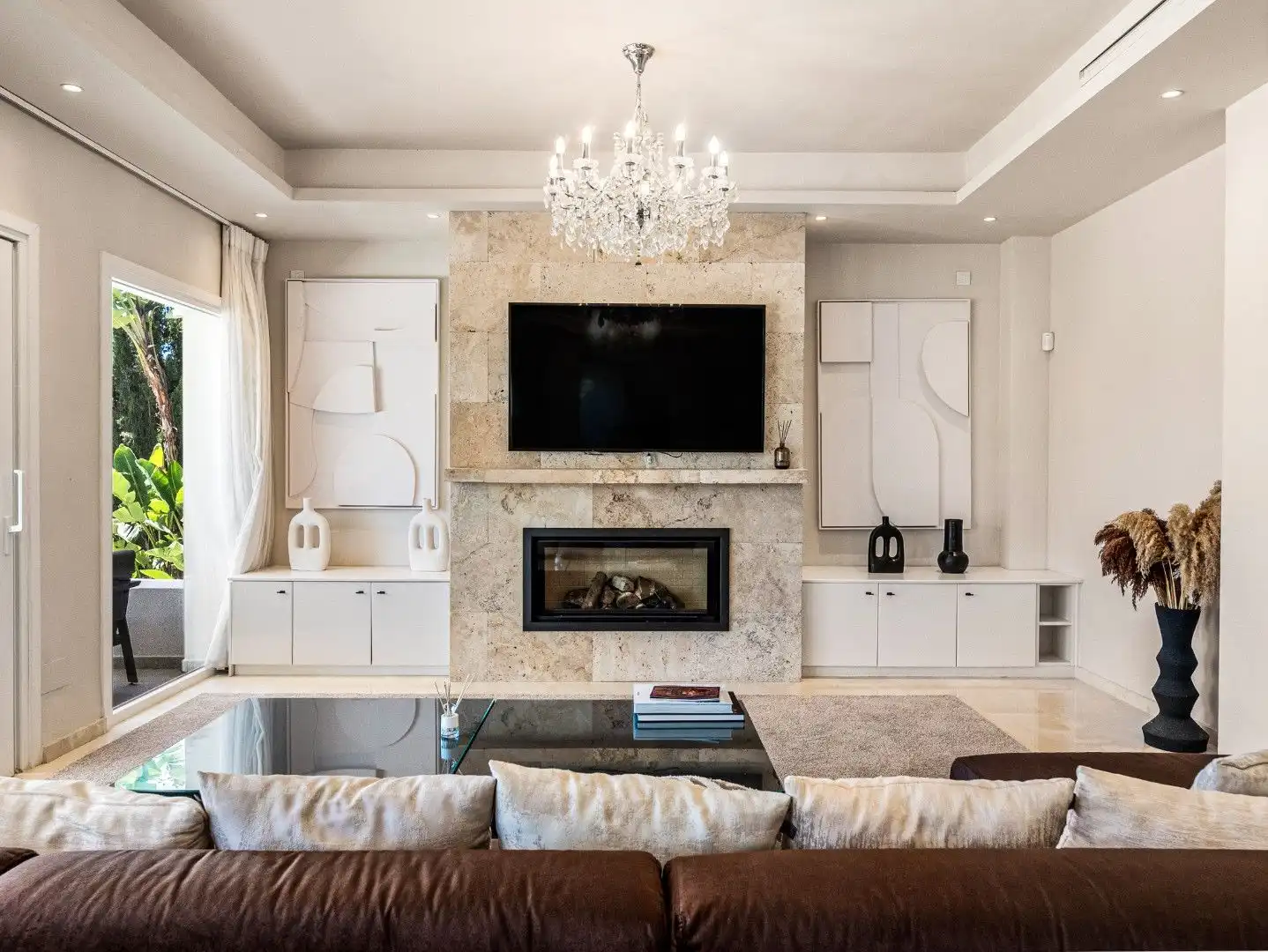 Sala d'estar de Casa o xalet en venda en Marbella amb Aire condicionat, Jardí privat i Terrassa