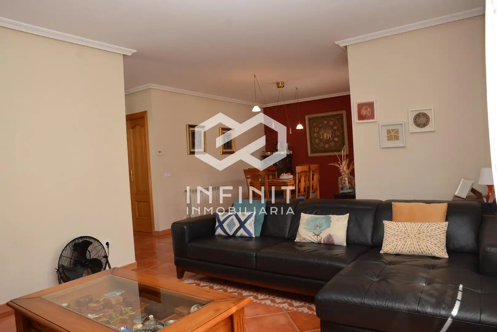 Sala d'estar de Casa adosada en venda en Torrejón del Rey amb Calefacció, Jardí privat i Terrassa