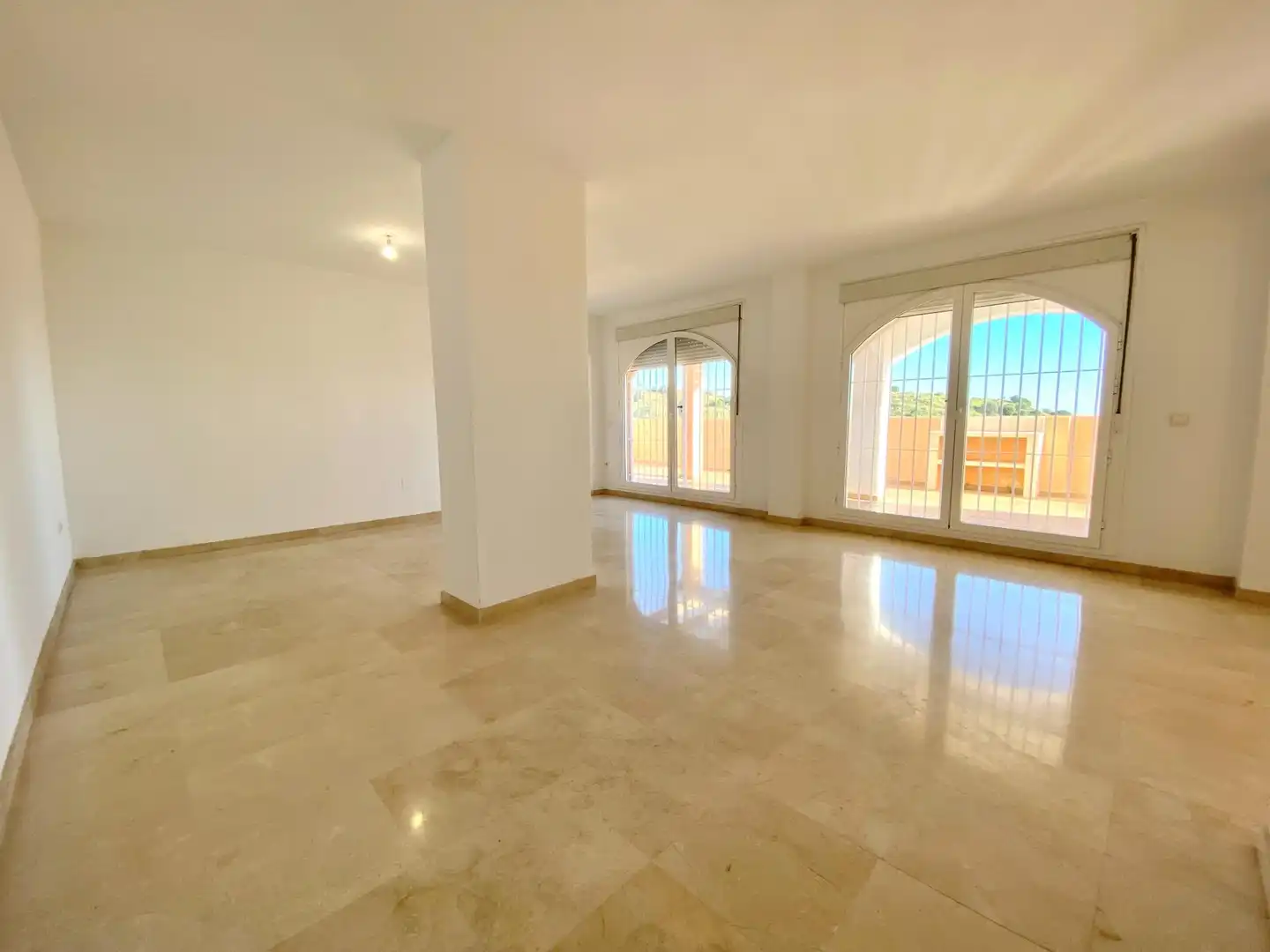 Sala de estar de Piso en venta en Mijas con Terraza y Piscina comunitaria