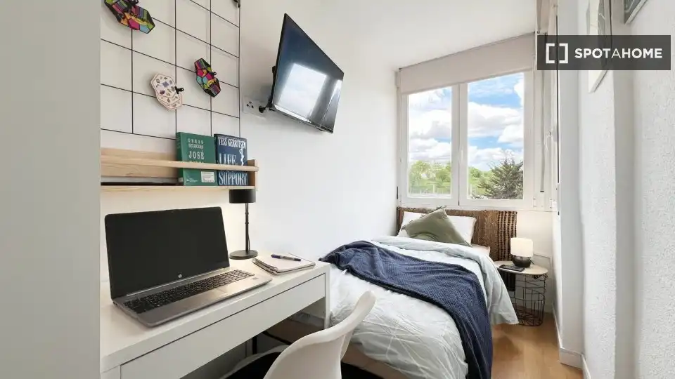 Bedroom of Flat for rent in Madrid  with Air Conditioner, Heating and Furnished