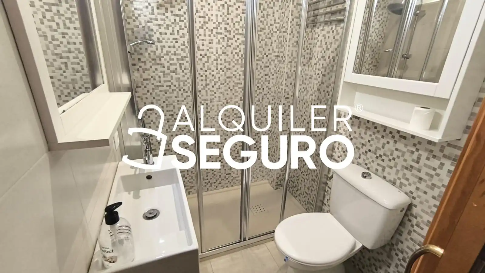 Bathroom of Flat for rent in Sevilla  with Air Conditioner and Furnished