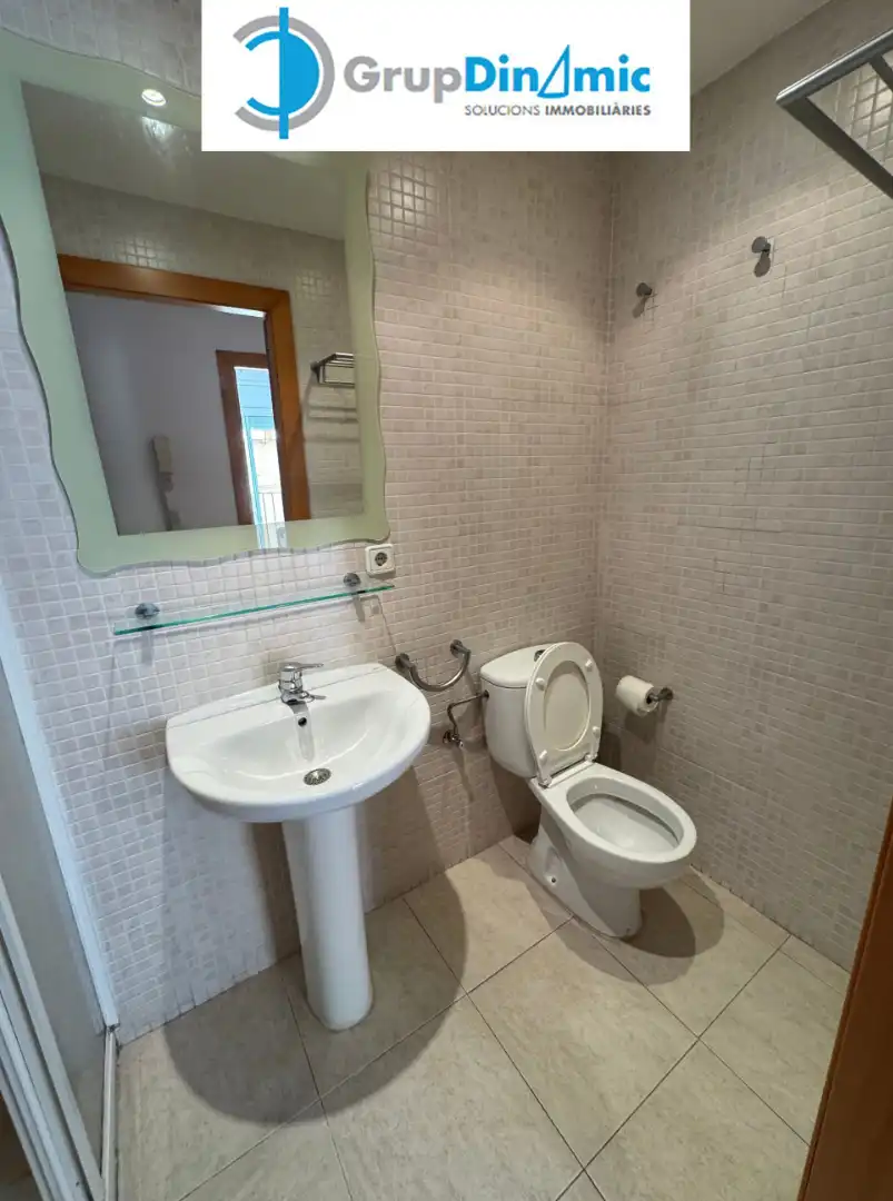 Badezimmer von Wohnung zum Verkauf in Palamós mit Klimaanlage, Heizung und Möbliert