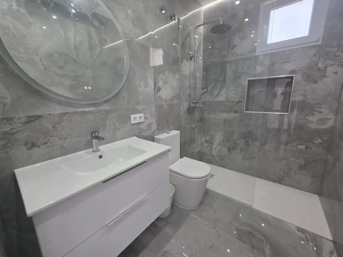 Baño de Piso en venta en Benidorm con Aire acondicionado, Calefacción y Jardín privado
