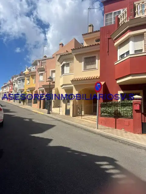 Vista exterior de Casa adosada en venda en Castilleja de Guzmán amb Piscina i Balcó