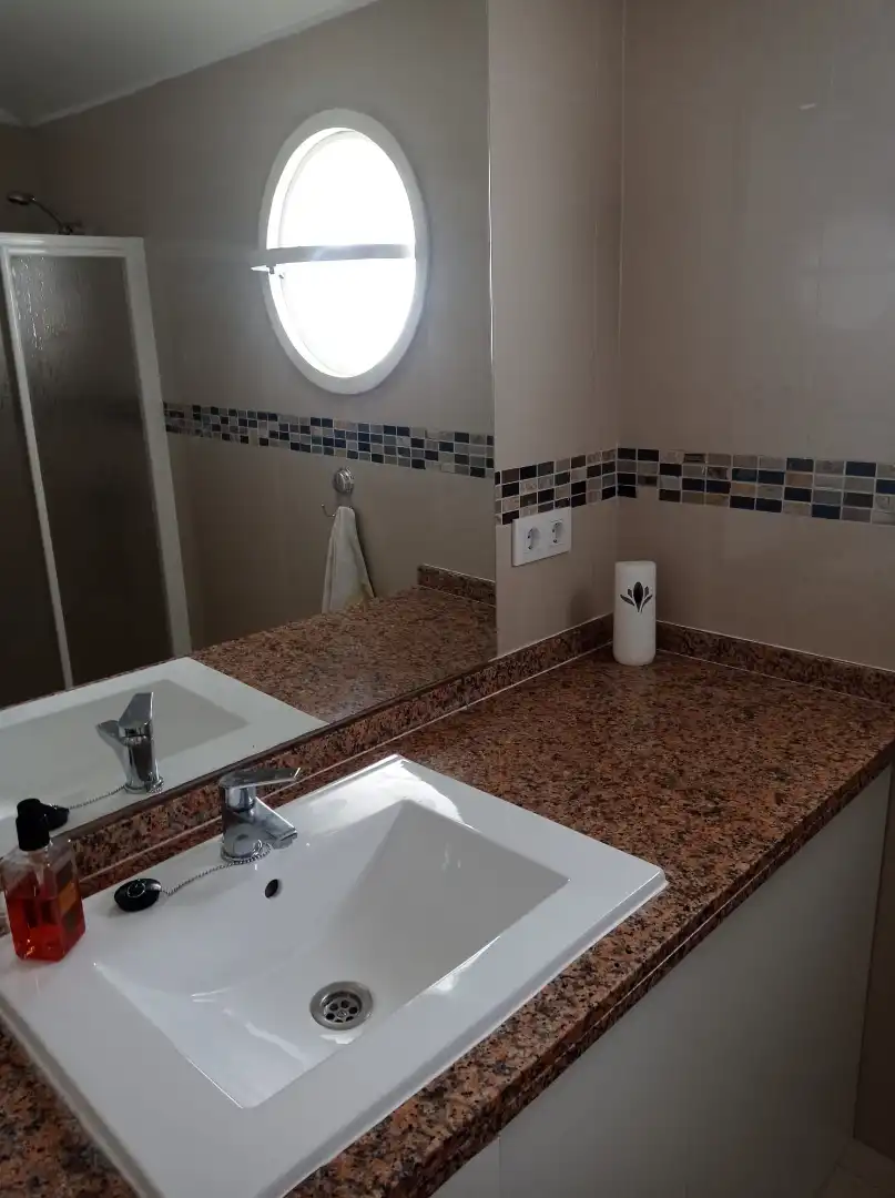 Bany de Apartament de lloguer en Arona amb Moblat, Microones i Balcó