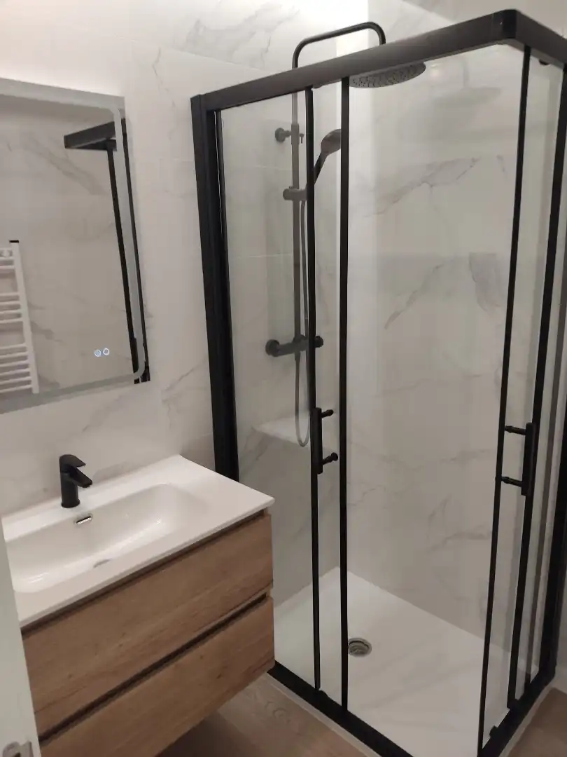 Bathroom of Flat for share in Madrid  with Heating, Furnished and Oven