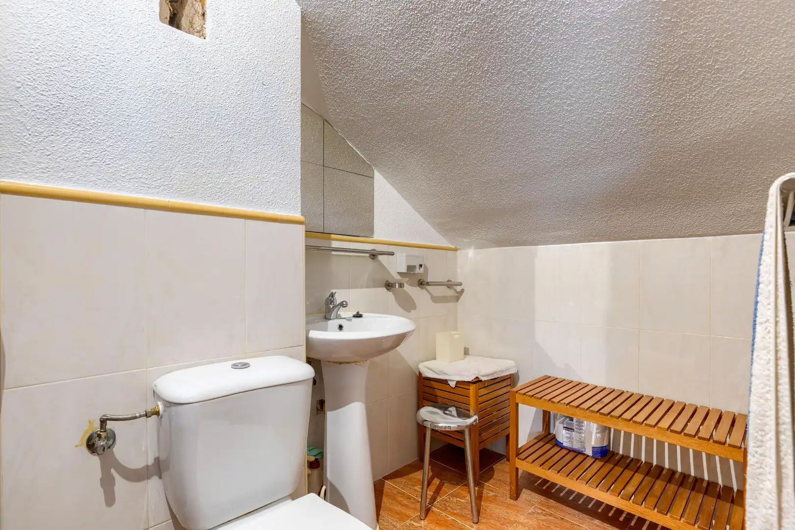 Badezimmer von Einfamilien-Reihenhaus zum Verkauf in San Lorenzo de El Escorial mit Heizung, Privatgarten und Abstellraum