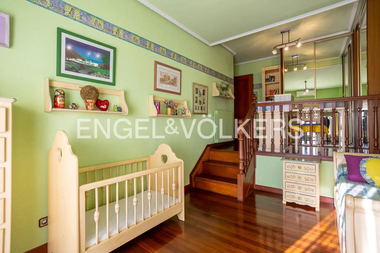 Einfamilien-Reihenhaus zum Verkauf in Santander mit Heizung, Privatgarten und Terrasse